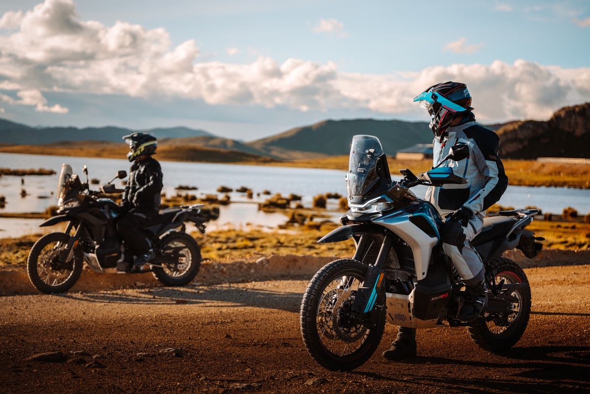 
Много вариантов для высокого роста есть среди внедорожных мотоциклов: они крупнее городских и часто выпускаются с разными вариантами сидений