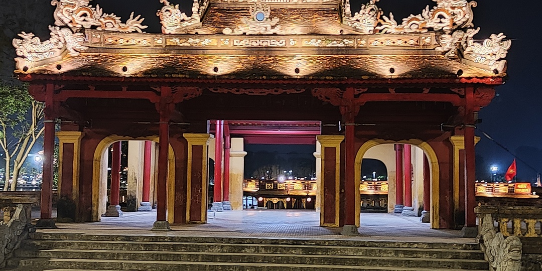 Дневник зимовки. День 55 окончание. Хюэ: как выглядит императорский театр, колоритный рынок, красивая вечерняя подсветка на набережной