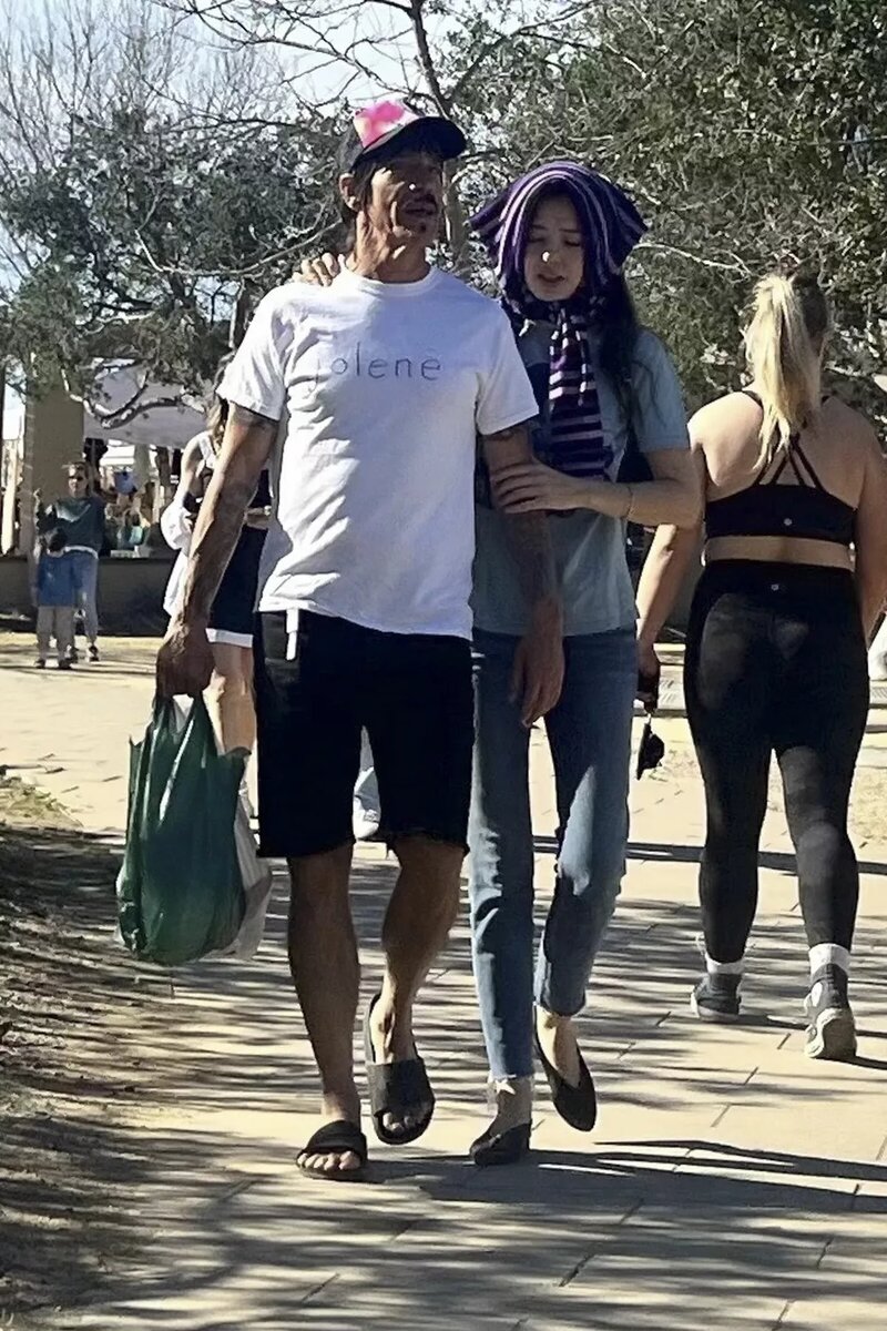 Энтони Кидис с возлюбленной📷
