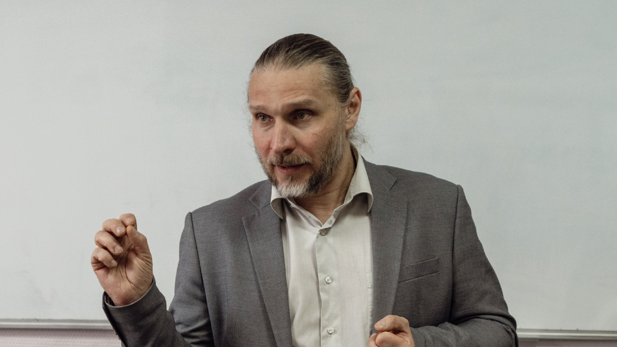 Заведующий научно-исследовательской лабораторией информационно-психологической безопасности Калужского государственного университета им. К.Э. Циолковского, кандидат психологических наук Алексей Викторович Хавыло.