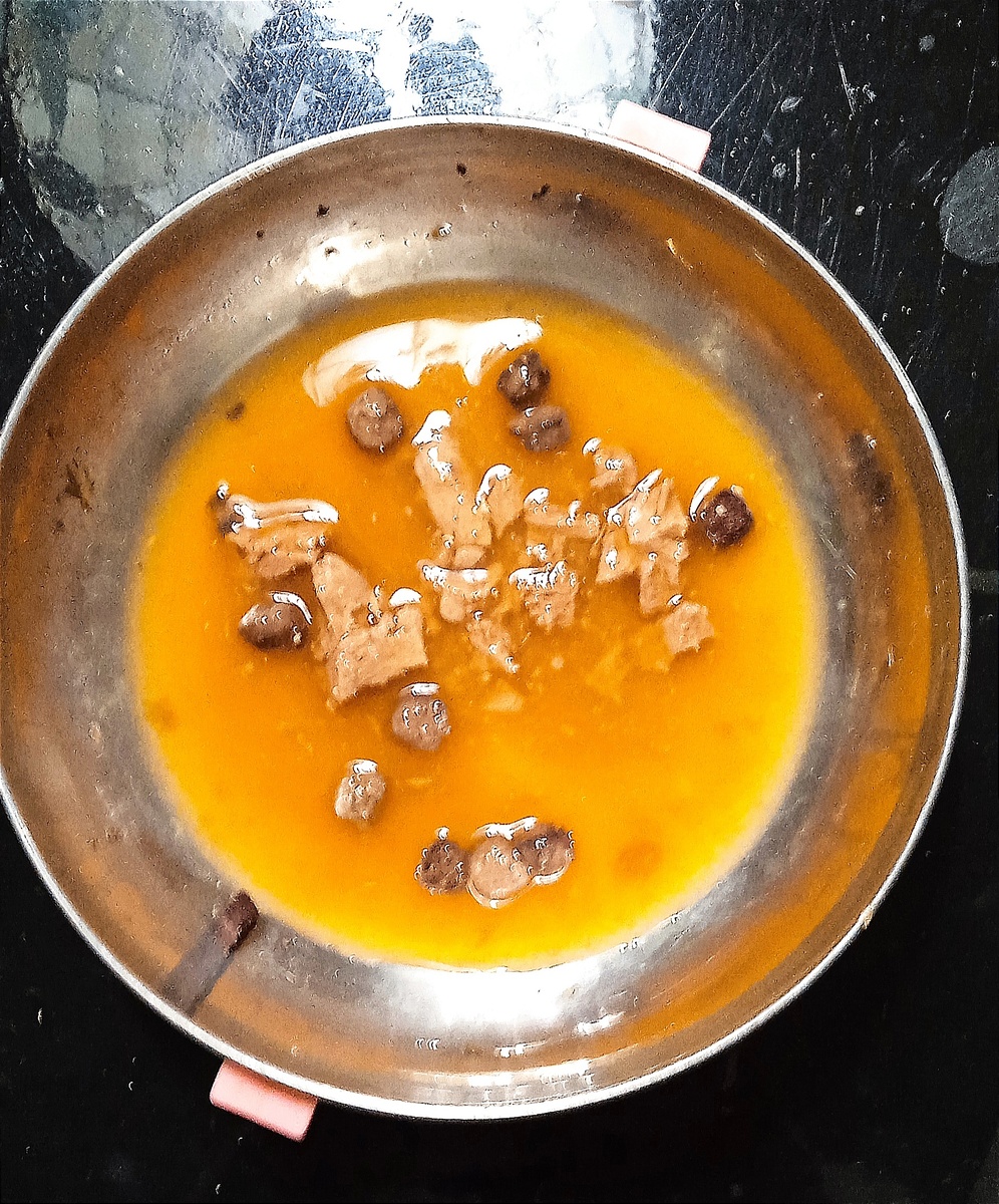 Круглые кусочки остались с предыдущей порции другого корма