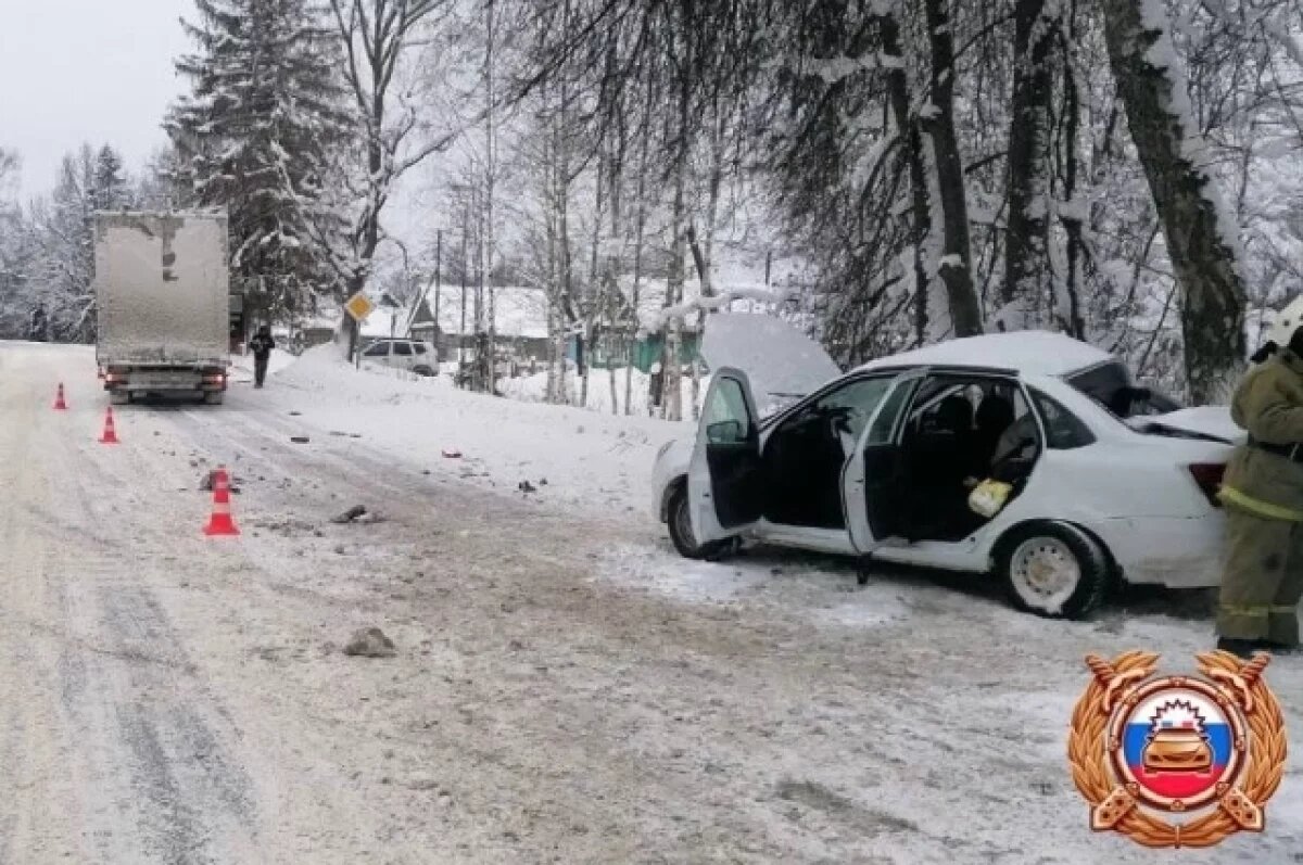    Один человек погиб и двое ранены при столкновении фуры и Lada под Тверью