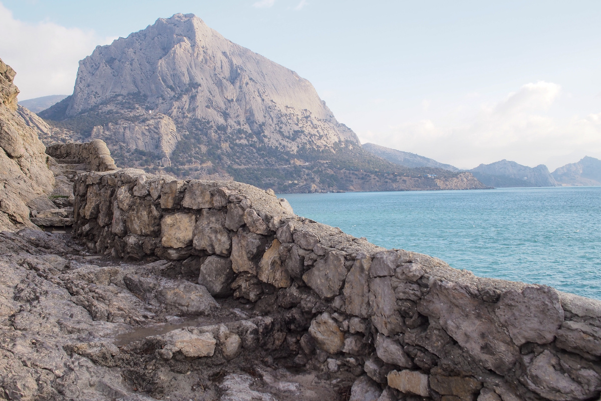 Тропа Голицына. Горная тропа, вырубленная на склоне горы Коба-Кая в Крыму. Проложена в 1912 году к приезду императора Николая II по приказу князя Льва Сергеевича Голицына. Вид на скалистую гору Сокол.
