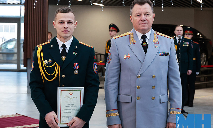 В День спасателя глава МЧС Вадим Синявский вручил награды сотрудникам ведомства