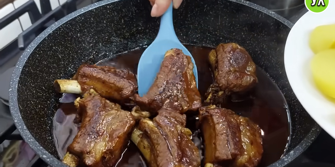 Этот рецепт для тех, кто любит, когда мясо румяное и соус густой.