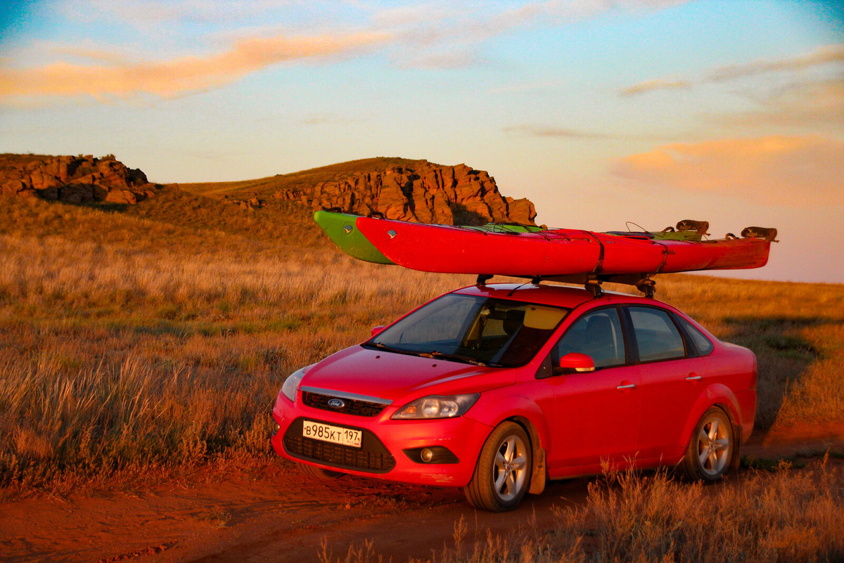 Вот такая машина с лодками несколько дней была объектом всеобщего внимания на Баскунчаке