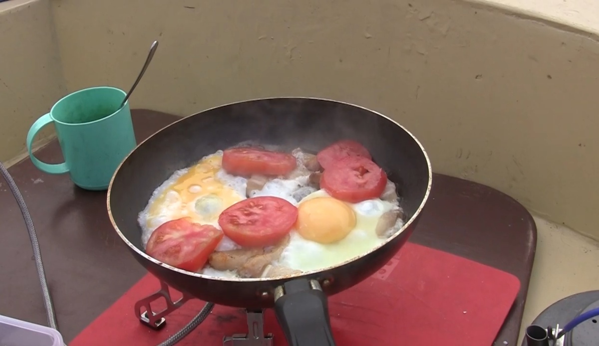 Яичница, скоро будет готова