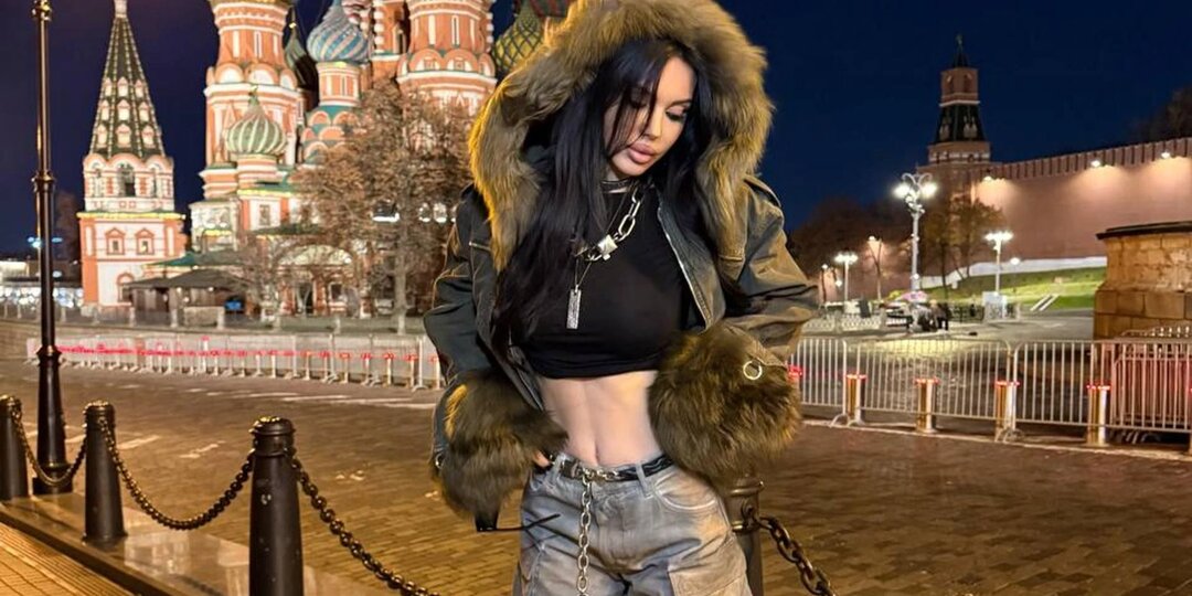 «Я там уже беременная, но вы еще об этом не знаете»: Оксана Самойлова поделилась горячим фото с пляжа