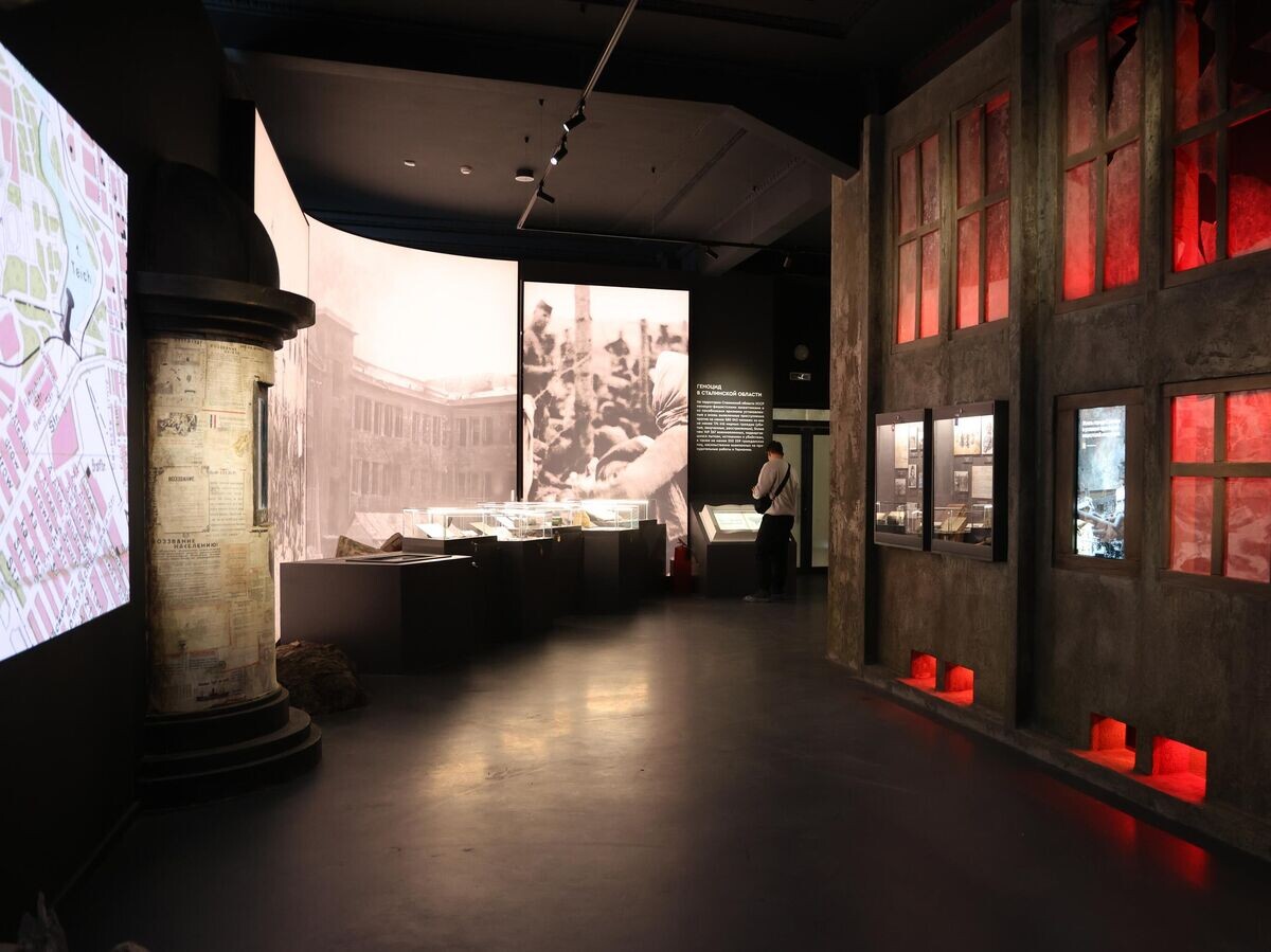    Посетитель в одном из залов на открытии Музея героев подполья в Донецке | © РИА Новости / Сергей Аверин