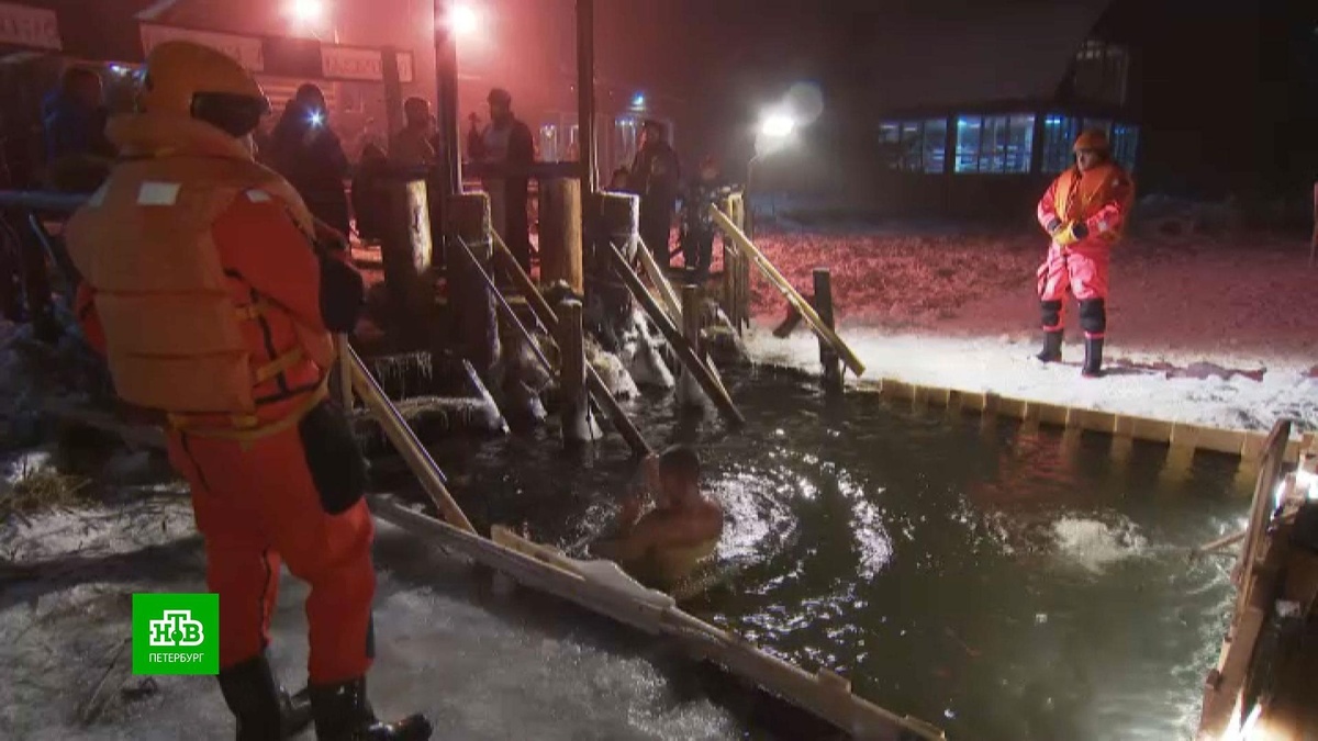    С верой и в здравии: в крещенскую купель окунулись тысячи петербуржцев