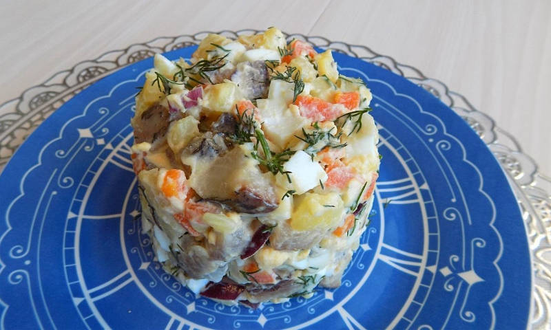 Зимний салат с селёдкой вместо "шубы": простой рецепт для семейных посиделок