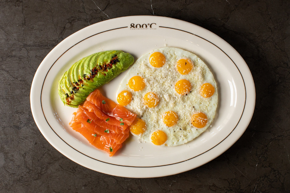 Яичница из одиннадцати перепелиных яиц с лососем и авокадо