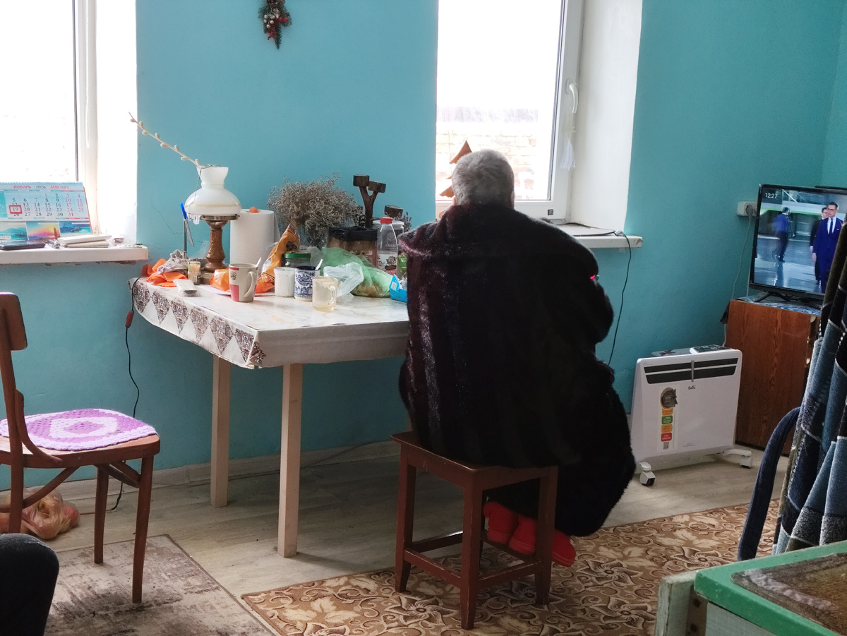 Отогреваем горячим чаем... От еды отказалась....