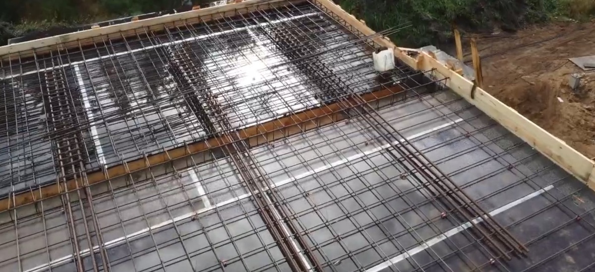 Монолитные перекрытия устраивают методом заливки бетонного раствора на арматурные прутья