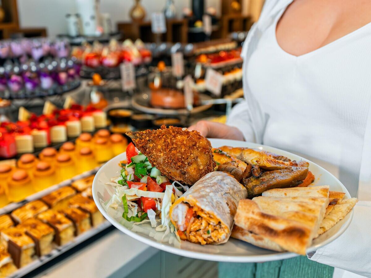    Шведский стол в отеле | © iStock.com / M-Production