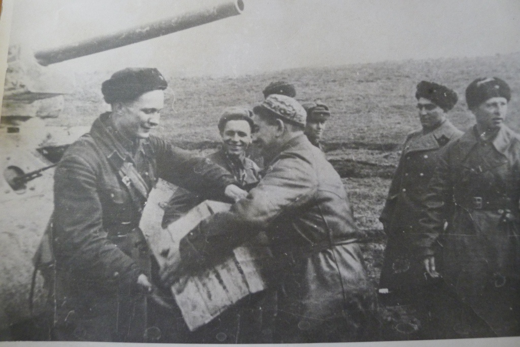 Ленинградский фронт, члены делегации Таджикистана дарят подарки фронтовикам-танкистам. Фото: из личного архива Гафура Шерматова