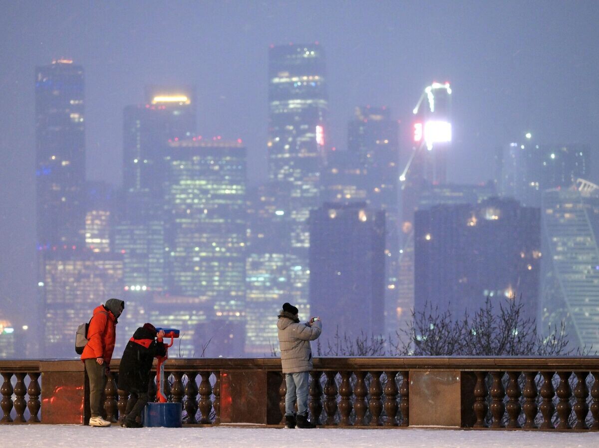    Люди на смотровой площадке на Воробьевых горах в Москве | © РИА Новости / Евгений Биятов