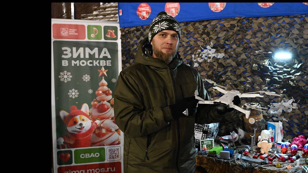    Волонтер группы «Дорога помощи», «Команда СВАО» Денис Чайковский с одним из беспилотников, которые раньше активно поставлялись участникам специальной военной операции / Фото: Мария Хапцова / Вечерняя Москва