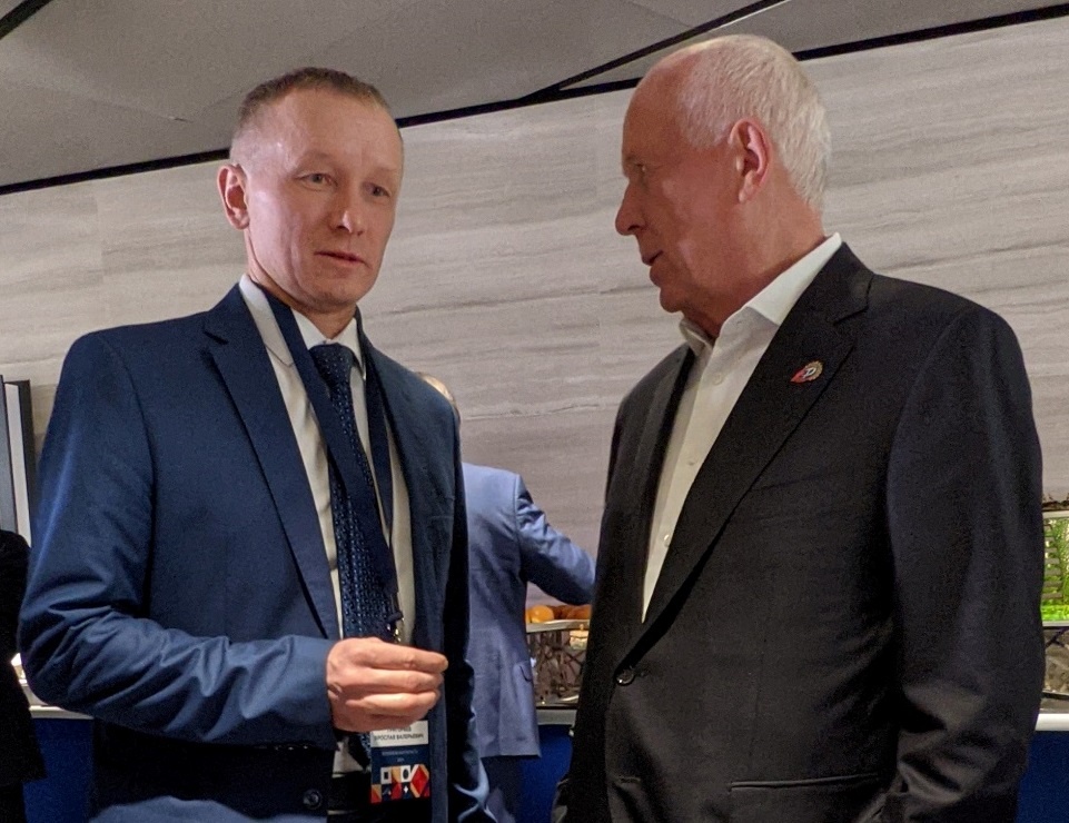 В эксклюзивной беседе с председателем Воронежского РО Сергей Викторович проявил неожиданную осведомленность о промышленности нашего региона и его ведущих предприятиях Удивительно, как главе корпорации "Ростех" удается вникать в такие нюансы - при всей масштабности его руководства?!