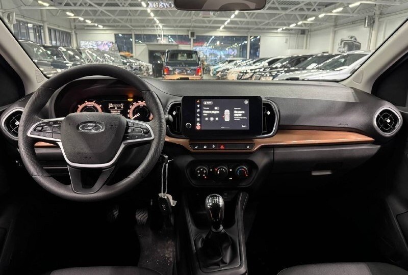 Дилер назвал машины, с которых россияне пересаживаются на Lada Iskra