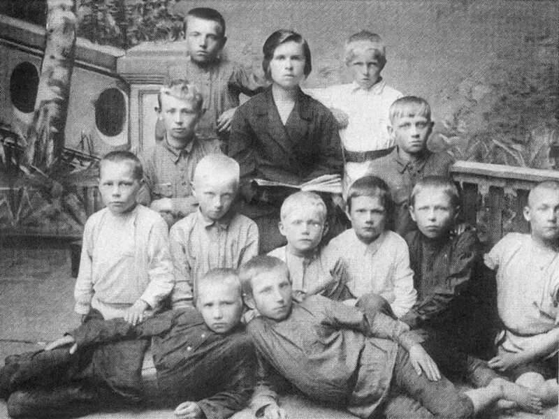 Миахил Пуговкин, 2 ряд снизу, 4 мальчик слева направо