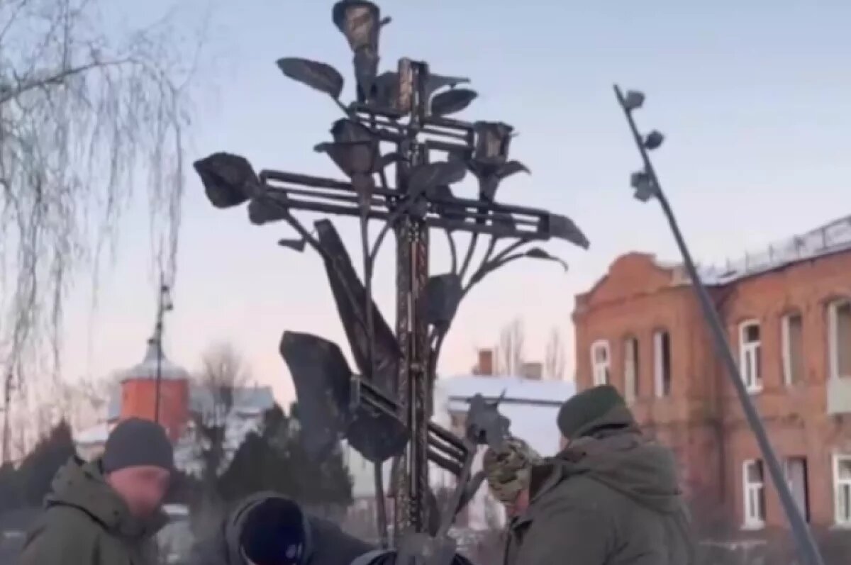    Памятный знак установили 18 января, в крещенский сочельник.