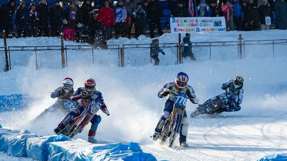 На Урале прошел личный чемпионат России по мотогонкам на льду