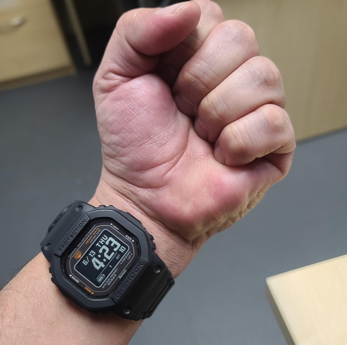 Так называемое ношение часов «по-военному» или «по-спецназовски» / откр. ист.