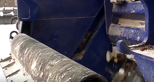     Мусор из красноярских дворов в мороз вывозят по графику