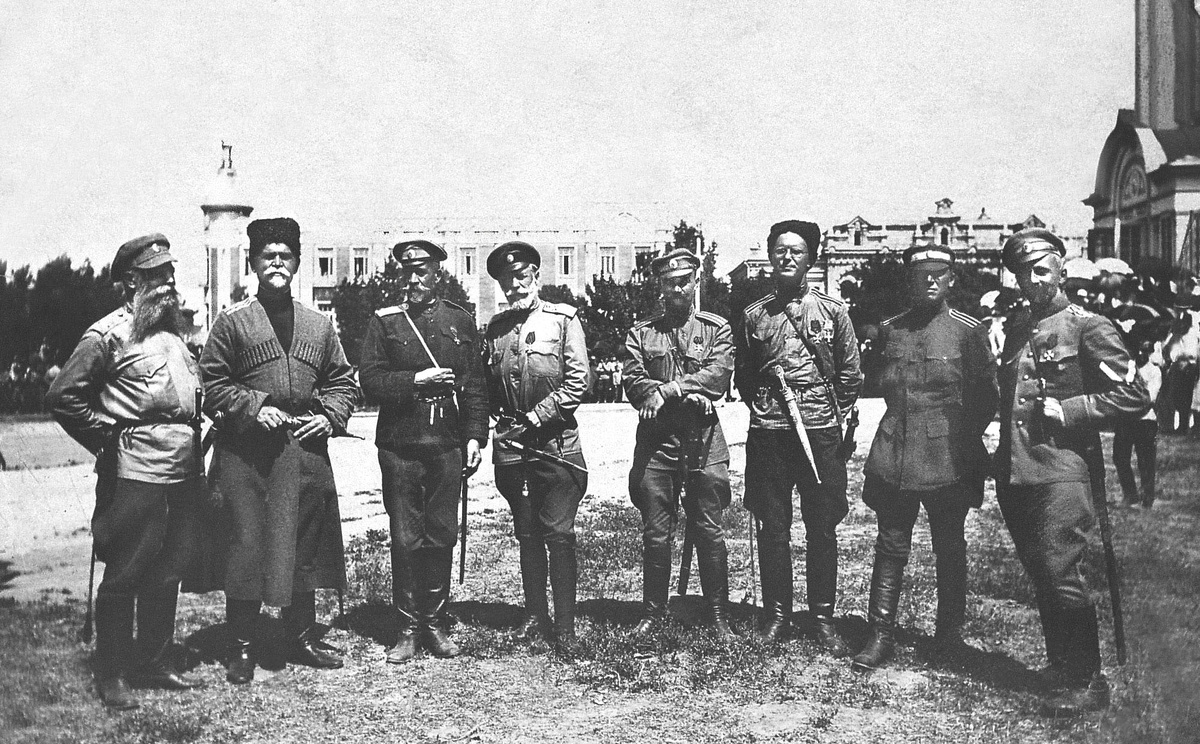 Представители добровольческого офицерства и союзников перед парадом в часть взятия Екатеринодара на Соборной площади. Август 1918 г.