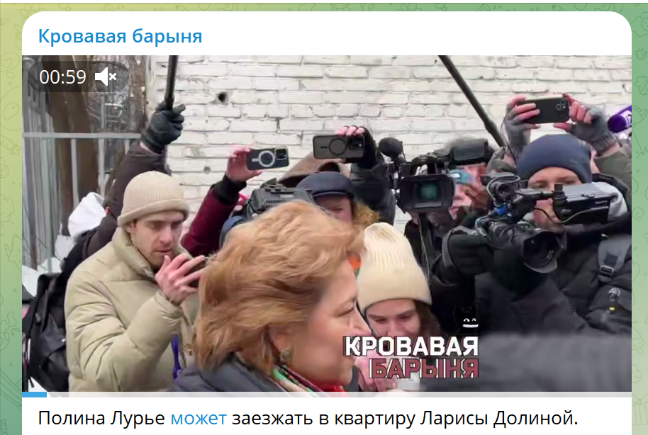 Адвокат Полины Лурье во дворе дома Долиной. Скрин "Кровавая барыня".