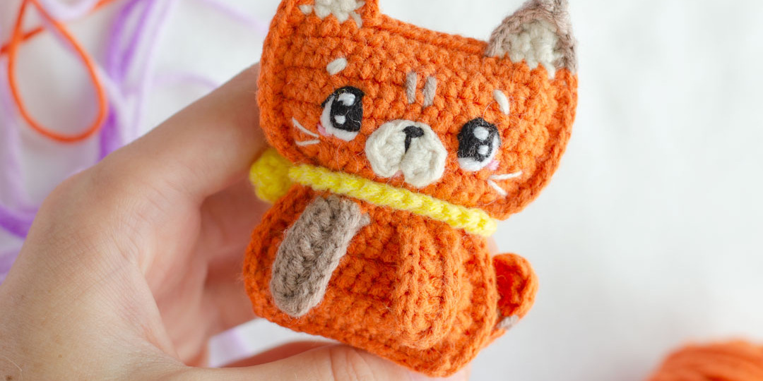 Как связать котенка крючком: брелок на сумку