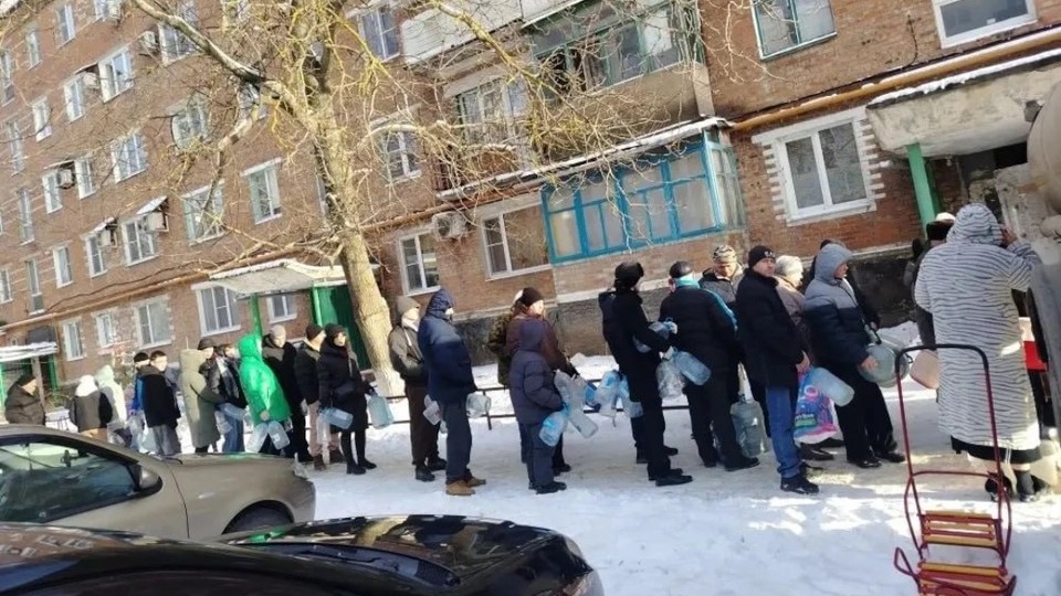 «Топим снег, стоим в очередях за водой»: Несколько городов и поселков Ростовской области четвертый день остаются без воды