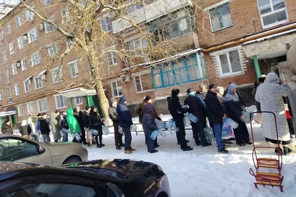    Люди выстраиваются в длинные очереди к водовозкам. Фото: телеграм-канал Антонины Пшеничной