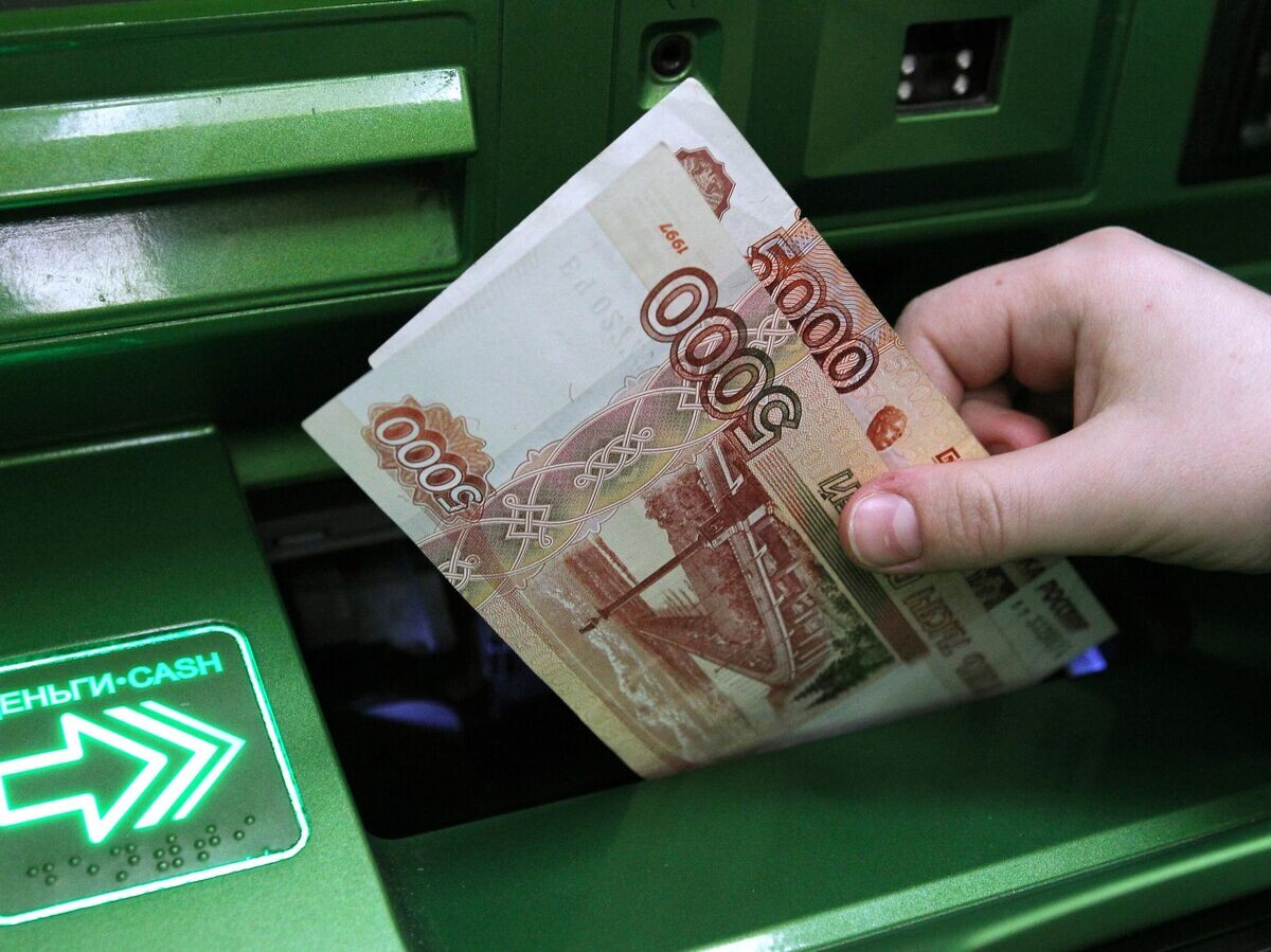    Выдача денег в банкомате © РИА Новости . Мария Девахина