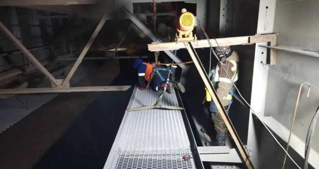 На мосту у Телецентра в морозы смонтировали ливневую канализацию