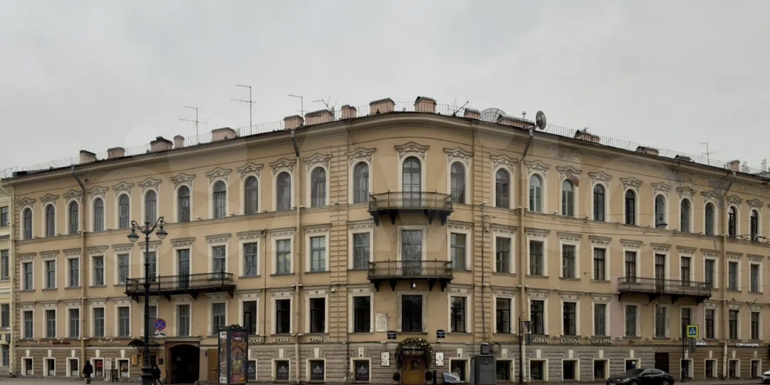 Историческая однокомнатная квартира в доме 1844 года с окнами на Адмиралтейство и раритетным потолком