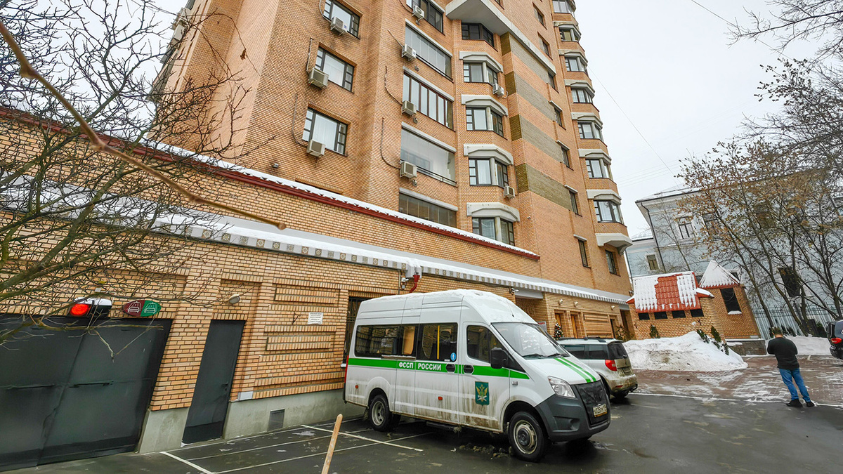   Василий Кузьмичёнок / Агентство «Москва»- Судебные приставы у дома, где находится бывшая квартира певицы Ларисы Долиной