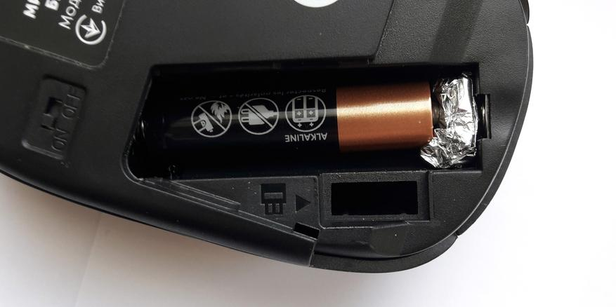 Батарейка ААА в отсеке АА с прокладкой из фольги