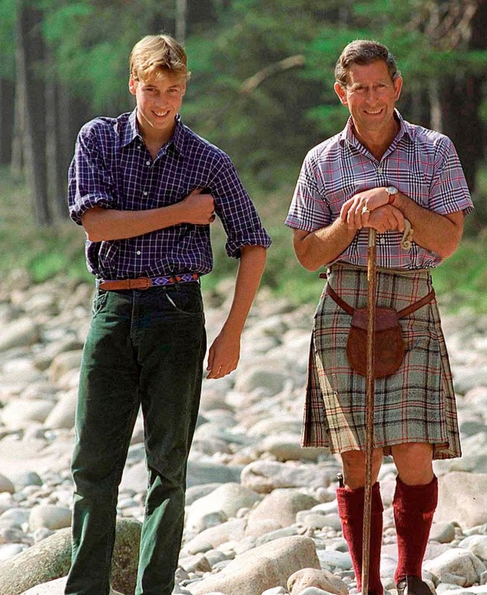 На этой неделе принц Уильям и Кейт Миддлтон отправятся на север, и многих поклонников королевской семьи будет волновать один вопрос: наденет ли принц Уэльский наконец килт? (На фото: Уильям с отцом Чарльзом в Балморале в 1997 году)