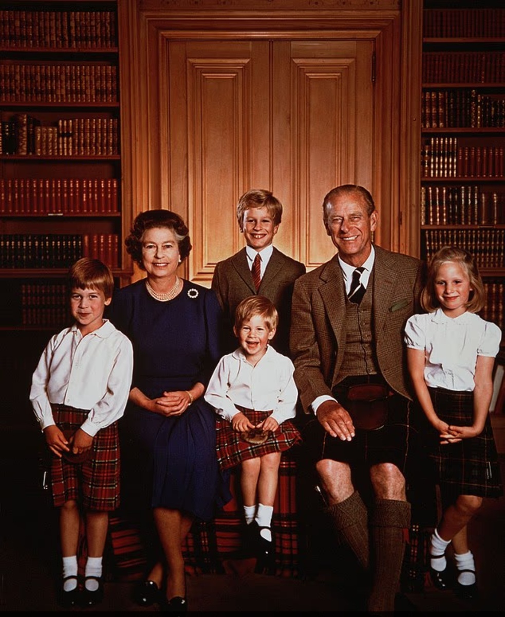 Несмотря на то, что короля Карла часто с гордостью изображают в тартане, с тех пор, как он был еще мальчиком, не было ни одной фотографии его старшего сына в этом историческом шотландском узоре (на фото: Уильям слева).