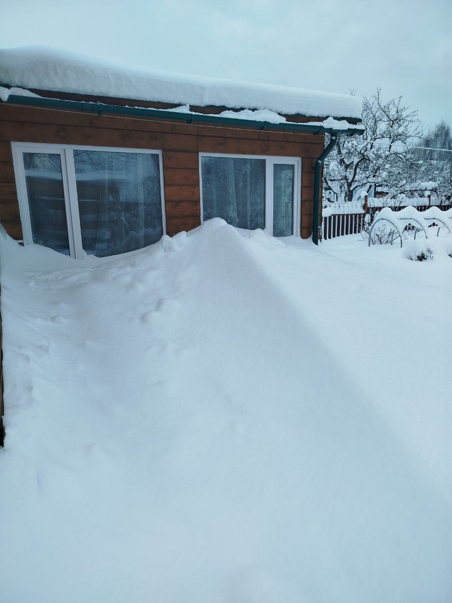 Наш домик, полузаглубленный в землю. Интересно, снег  намело гребнем к центрую