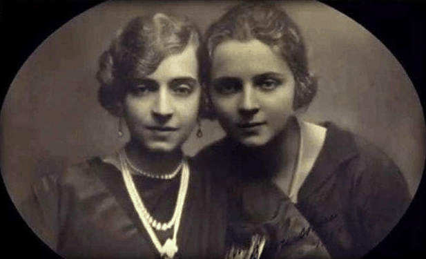 Позже Маргерит нашла дочь. На этом снимке они выглядят как две сестры 