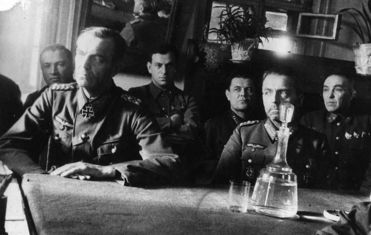 Пленный генерал-фельдмаршал, командующий капитулировавшей под Сталинградом немецкой 6-й армии Фридрих Паулюс (Friedrich Wilhelm Ernst Paulus) на допросе в штабе 64-ой армии генерала Шумилова в Бекетовке. Справа (на переднем плане) — начальник штаба генерал-лейтенант Артур Шмидт (Arthur Schmidt). Во втором ряду (первый справа) — заместитель командующего Донским фронтом генерал-лейтенант К.П. Трубников (1888 — 1974).