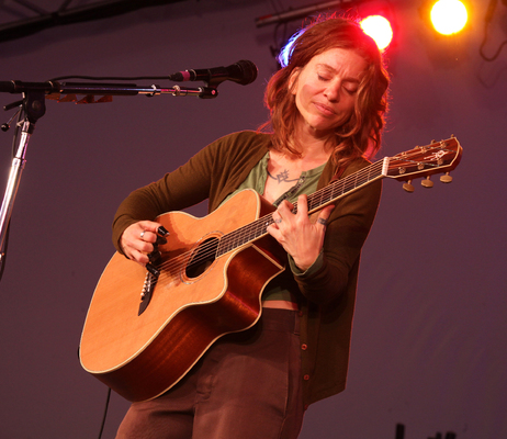 Ани ДиФранко (Ani DiFranco) с гитарой ''ALVAREZ Yairi WY1 Bob Weir Signature Acoustic-Electrics''