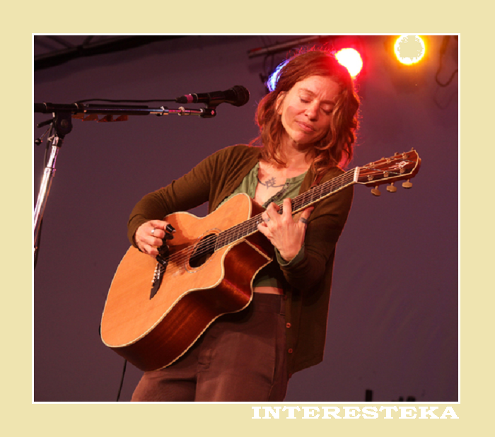 Ани ДиФранко (Ani DiFranco) с гитарой ''ALVAREZ Yairi WY1 Bob Weir Signature Acoustic-Electrics''