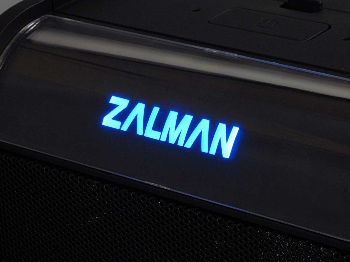    Zalman встроила в держатель для видеокарт дисплей и RGB-подсветку