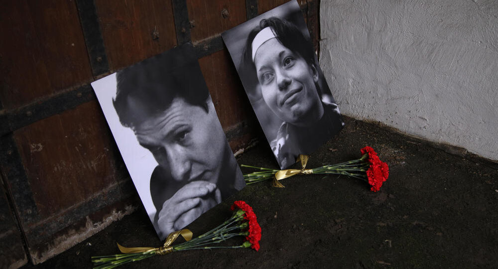 Годовщина убийства Маркелова и Бабуровой: «Яблоко» требует установки мемориала и несёт цветы к месту трагедии