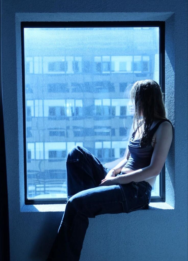 Знаешь это чувство, когда вроде бы все нормально, но делать ничего не хочется? Не то чтобы грустно, а просто... нет сил. Будто батарейка села.Ругаешь себя за лень, но дело не в ней. Часто за таким ступором прячется невыраженная злость. Да-да, та самая, которую «хорошим девочкам и мальчикам» показывать нельзя.Она не кричит «Я в ярости!». Она шепчет:· «Опять надо...» (про дела, которые навязали)· «Как же все надоело...» (про рутину)· «Да пошли они...» (про людей, которые садят на шею)И твое тело, не в силах выплеснуть эту злость наружу, просто отключает двигатель. Чтобы ты не натворила дел. Это защита.Что делать прямо сейчас?1. Выдохни и признай. Скажи мысленно или напиши в заметки: «Я злюсь. И это окей». Просто дай чувству быть. Без оценок.2. Найди адресата (хотя бы приблизительно). На ситуацию? На человека? На себя за то, что снова согласилась на то, чего не хотела?3. Выпусти пар БЕЗОПАСНО. Скомкай бумагу и выкини с силой. Включи песню и прокричи припев. Потопи в спортзале. Отправь голосовое подруге с текстом «Да как же это бесит!». Цель — не решить проблему, а сбросить телесное напряжение.Как только ты это сделаешь, удивишься, откуда взялись силы. Потому что они тратились не на лень, а на сдерживание того самого, неприличного гнева.А ты часто ругаешь себя за «лень»? Или уже научилась ловить истинную причину? 