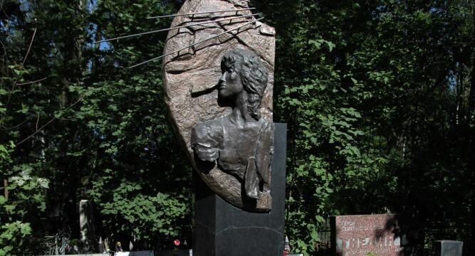 У нее была зависимость. Умершая у могилы Цоя россиянка работала сиделкой